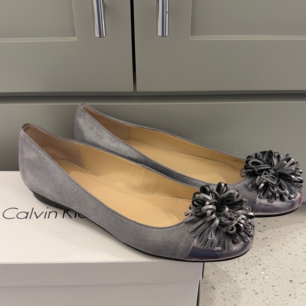 Calvin Klein gunmetal metallic shimmer shoe in size 8 1/2